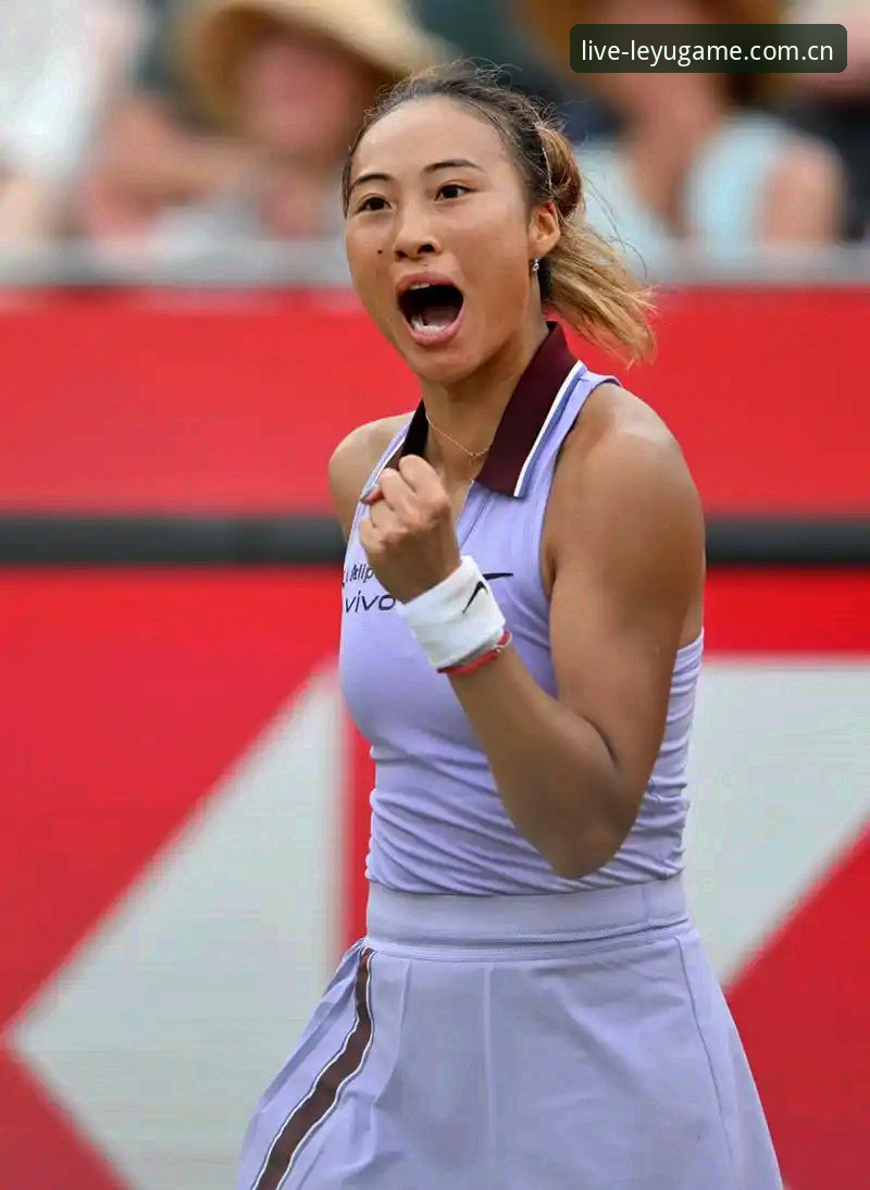 郑钦文，23岁，世界排名第153位，持外卡出战，首轮2比1逆转世界第56的谢拉。这种排名差距下赢球，放在两年前不算新闻。放在2026年，这是她跌出百名开外后，最重要的一场胜利。